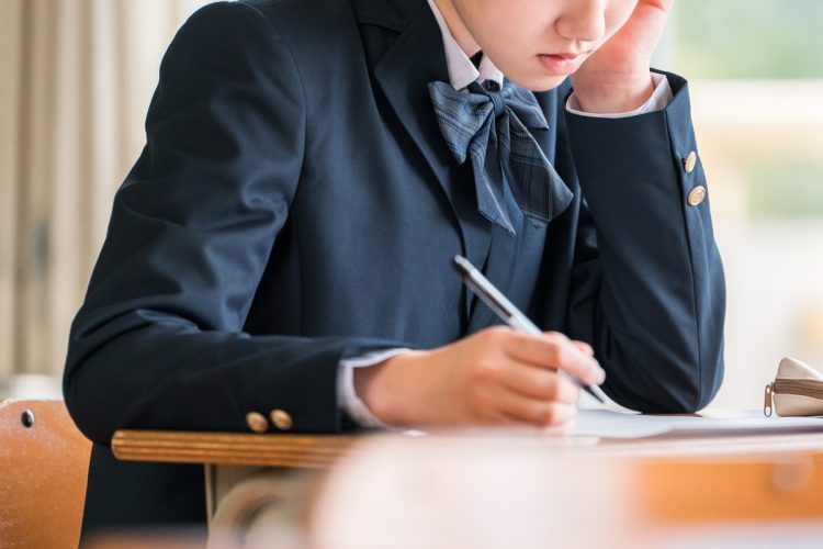 教師からのいじめ被害にどう対応すればよいのか（写真：イメージマート）