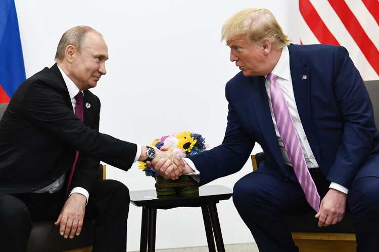 米ロ接近で国際政治はどう変わるか（左からプーチン大統領、トランプ大統領／時事通信フォト）