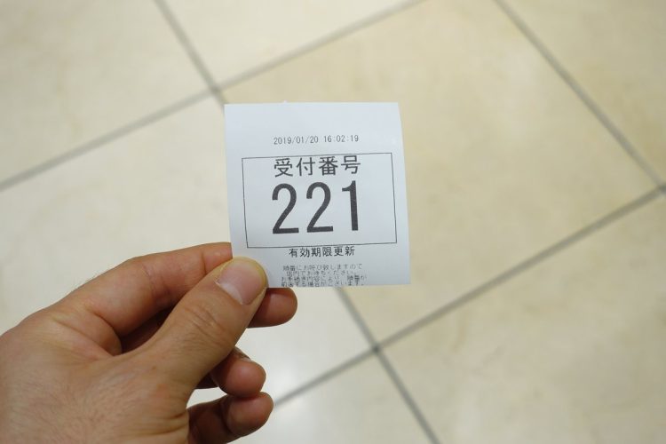 人気商品の“代理購入”に手間賃は必要か（イメージ）