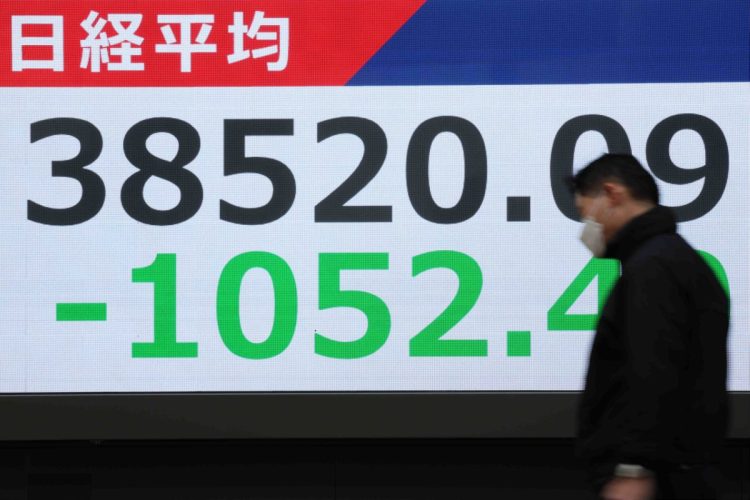 2月3日、日経平均株価は1000円以上の下落となった（時事通信フォト）