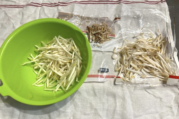 1本1本もやしのひげ根を取る作業は、なかなかしんどい