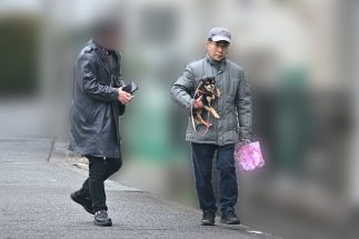 ペットを守るように足早に去る佐川宣寿・元財務省理財局長（写真右）