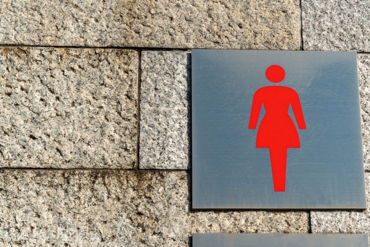 公共の場では使う人たちのマナー意識が問われる（イメージ）