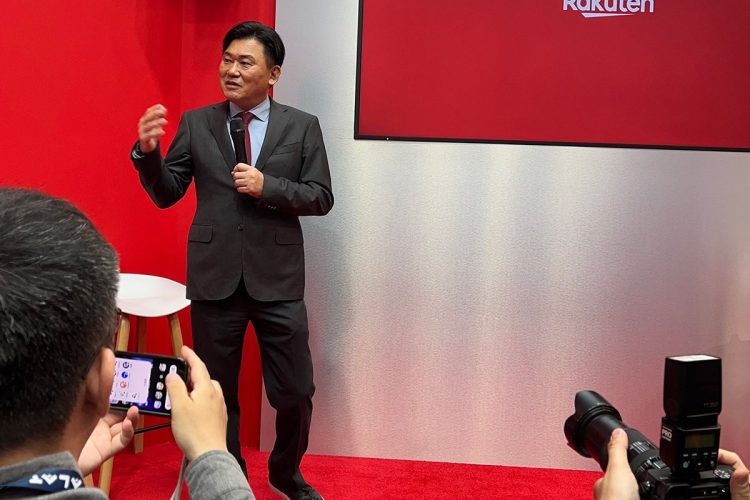 MWCで海外メディアの質問に答える三木谷浩史社長（筆者撮影）