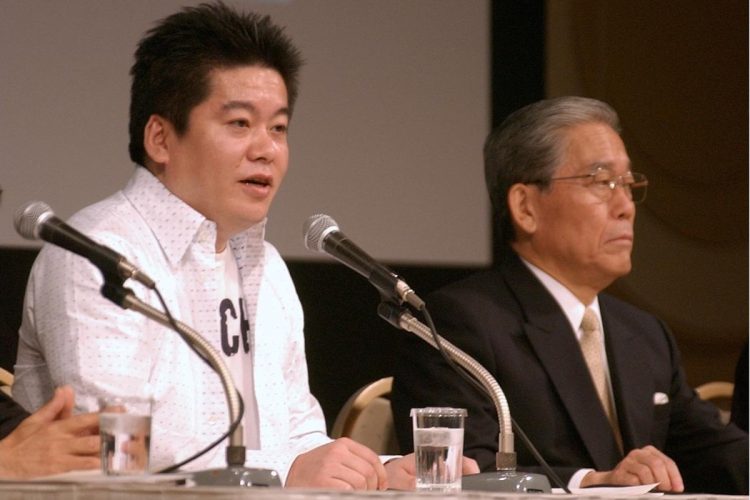 「ライブドア騒動」和解後、記者会見を行った堀江貴文氏とフジテレビの日枝久氏（2005年、時事通信フォト）