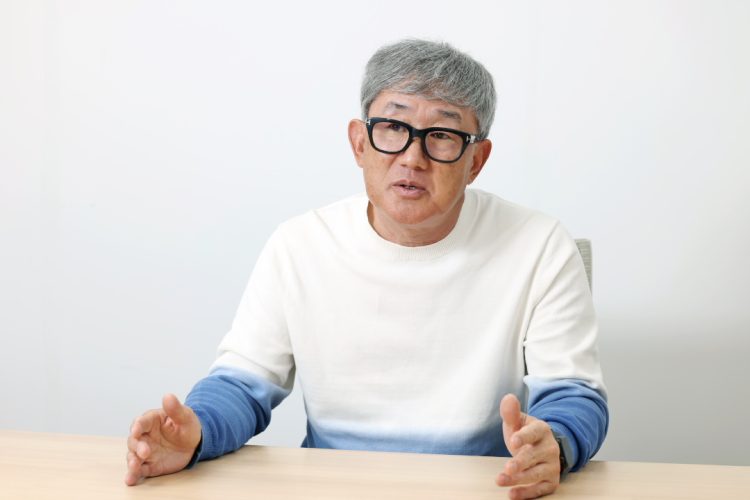 日本の労働者賃金が上がらなかったのは「経営者の無策」によると指摘する（高岡浩三氏）