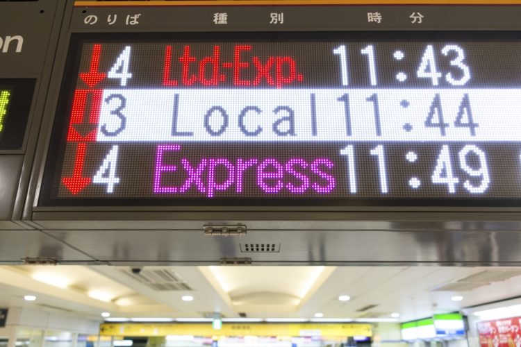 多言語表示が進む駅構内の電光掲示板（写真：イメージマート）