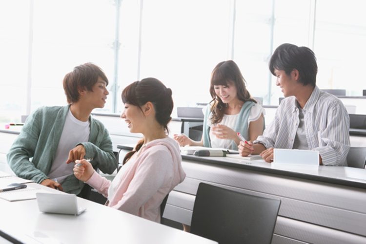 “大学生たちの学問離れ”を心配する声も（写真：イメージマート）