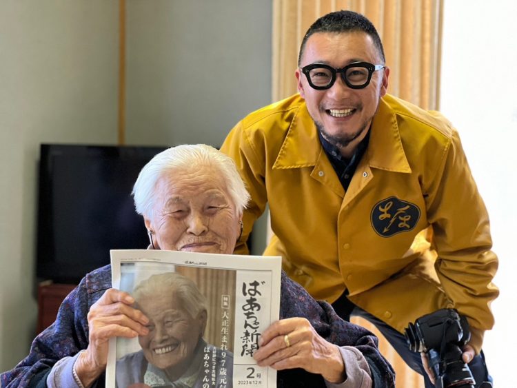 ばあちゃんたちの智恵を活かしてビジネスを展開する大熊充氏（＝右）
