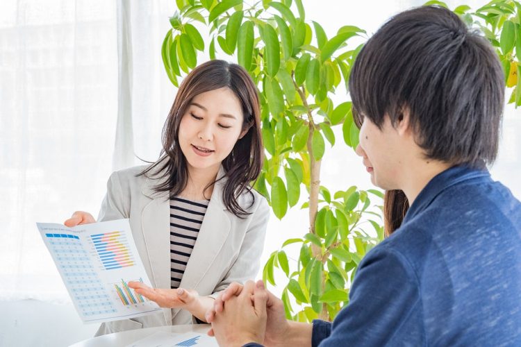 保険商品の契約はじっくり考えたい（イメージ）