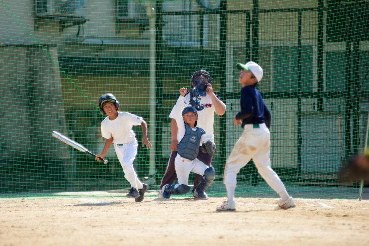 中学受験のためにスポーツなどの習い事をやめるケースは多いが…（写真：イメージマート）