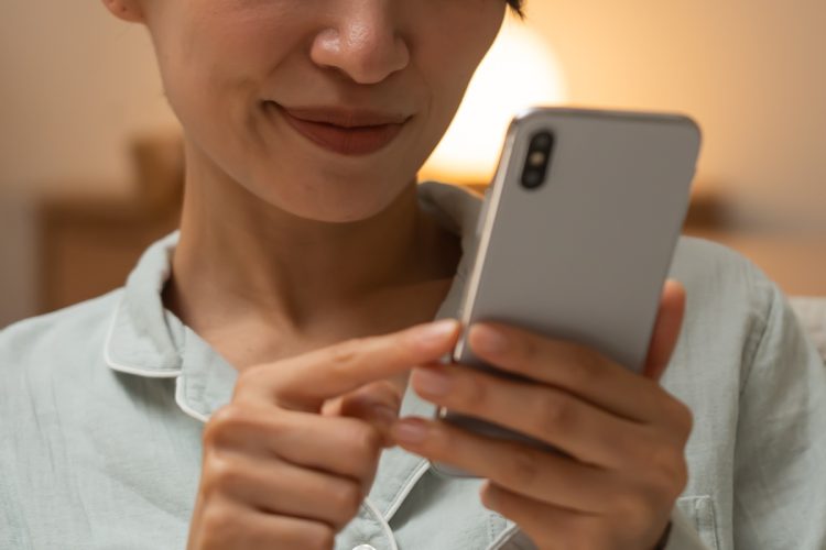 “怪しい動画”にハマりすぎた人たちとの接し方に苦労するケースも（写真：イメージマート）