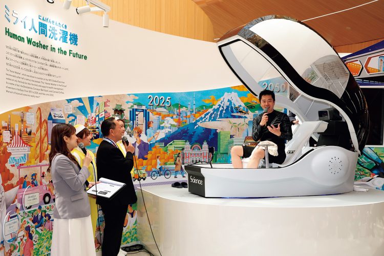大阪・関西万博に展示される「ミライ人間洗濯機」（時事通信フォト）