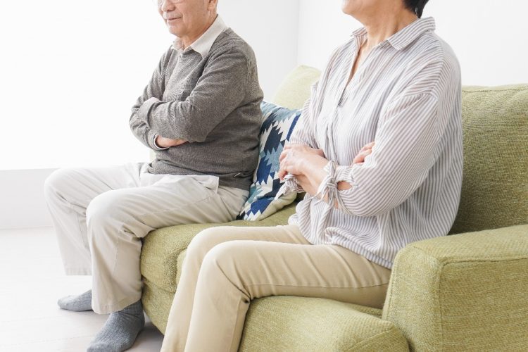 熟年になって離婚する夫婦も多い（イメージ）