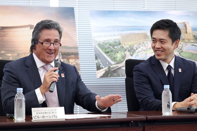 MGMのビル・ホーンバックルCEO（左）と吉村洋文・大阪府知事（時事通信フォト）