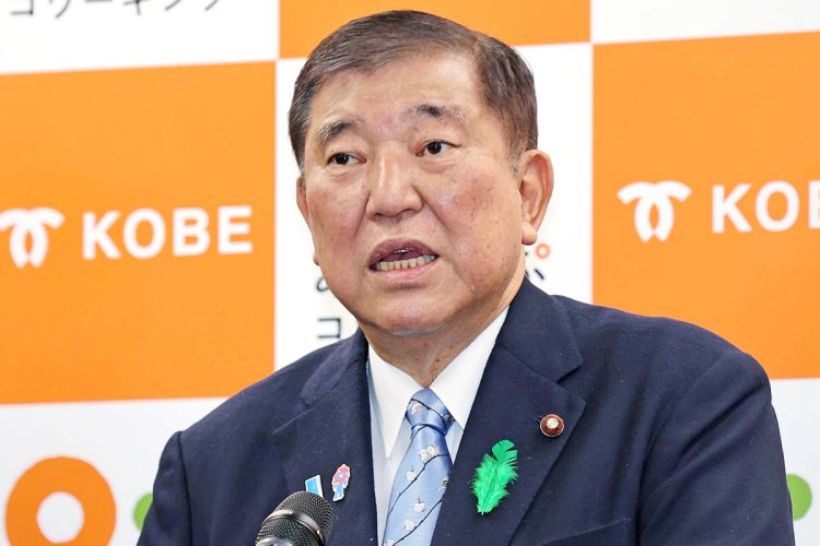 石破茂・首相は減税派と“増税マフィア”との間で究極の二択を迫られている（時事通信フォト）