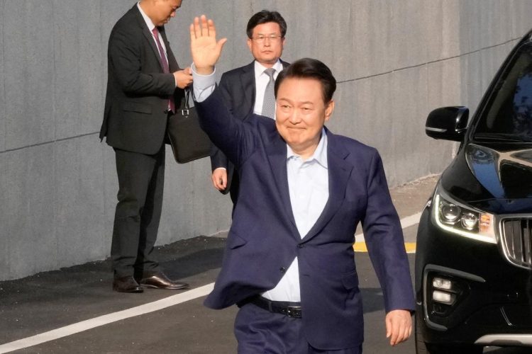 罷免が決まり、大統領公邸を後にした尹錫悦前大統領（EPA=時事）