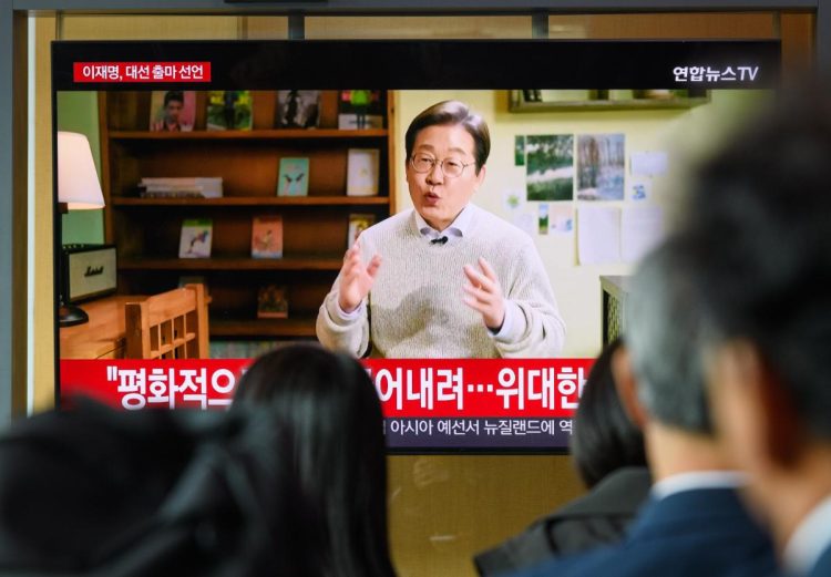 李在明氏の出馬表明を見守る韓国の人々（Sipa USA/時事通信フォト）
