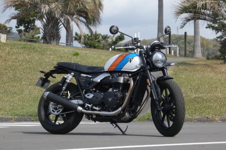 クラシカルなブリティッシュスタイルと最新テクノロジーが融合したSpeed Twin 900。フロントに18インチホイールを与え、安定感のある外観はシンプルにしてスリム。いかにも扱いやすそうな佇まいだ