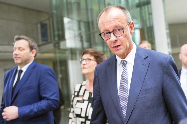 ドイツの次期首相となる見通しのフリードリヒ・メルツ氏（写真右、dpa/時事通信フォト）