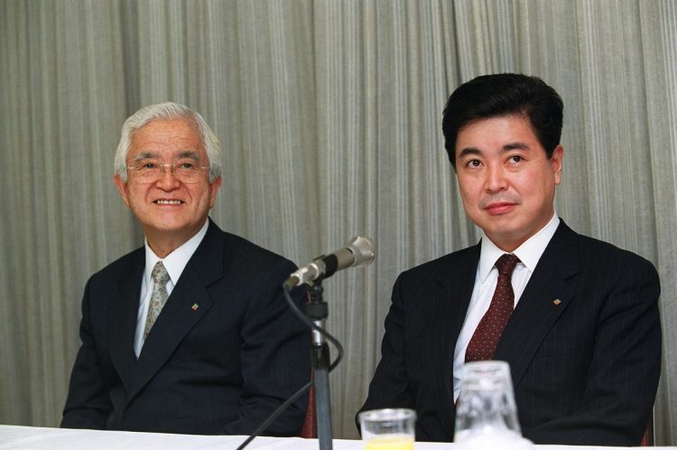 ユニ・チャーム創業者の高原慶一朗氏（左）と長男・豪久氏（2001年撮影／時事通信フォト）