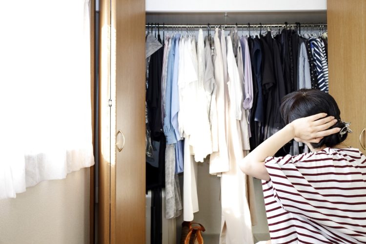 服を減らしたら生活はどう変わるか（写真：イメージマート）
