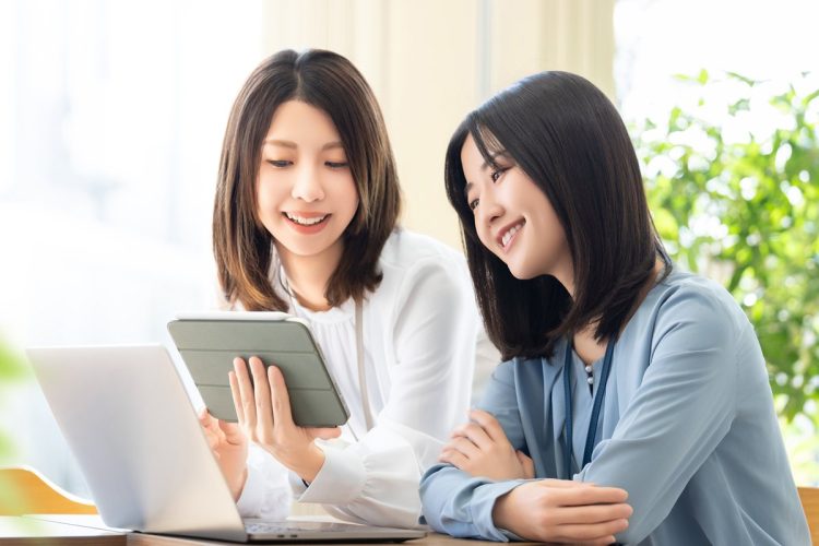 推しの存在を明かすべきか、隠すべきか…（イメージ）