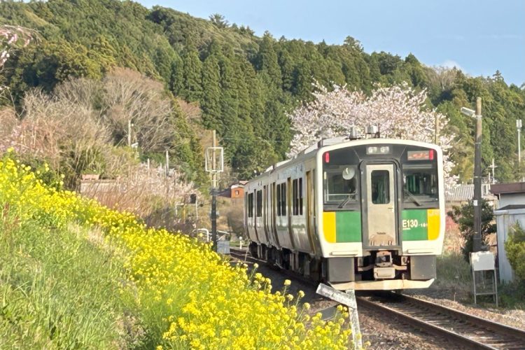終着駅の上総亀山駅に近づくキハE130系気動車