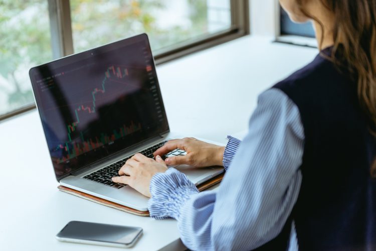 AIが算出した有名企業200社の「1か月後の株価予測」の精度は（写真：イメージマート）