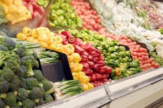 検査で違反が判明したときには、食品がすでにスーパーに出回っているケースも（写真：イメージマート）