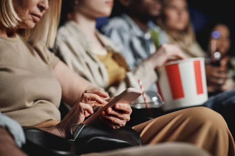 本編上映前のスマホチェック、あり？なし？（写真：イメージマート）