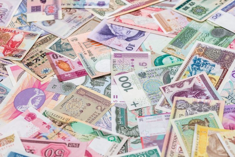 世界の通貨ペアを組み合わせて安定収益を目指す（写真：イメージマート）