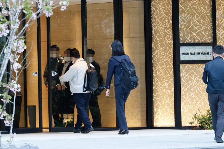 違法民泊摘発のため晴海フラッグに立入調査に入る月島署の捜査員ら（撮影／木村圭司）