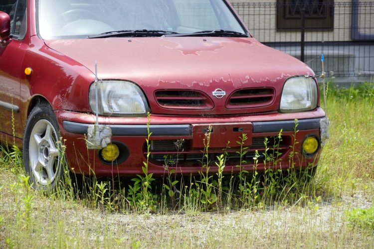 放置自動車をどう処理するか（写真：イメージマート）