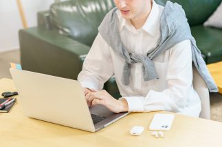 ネット上のコンテンツに対する向き合い方が変わっているのか（写真：イメージマート）