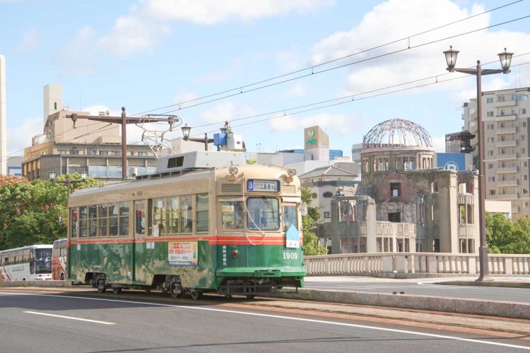 広島市街を走る路面電車（1900形）。もと京都市電で、「吊掛電車」である。筆者撮影