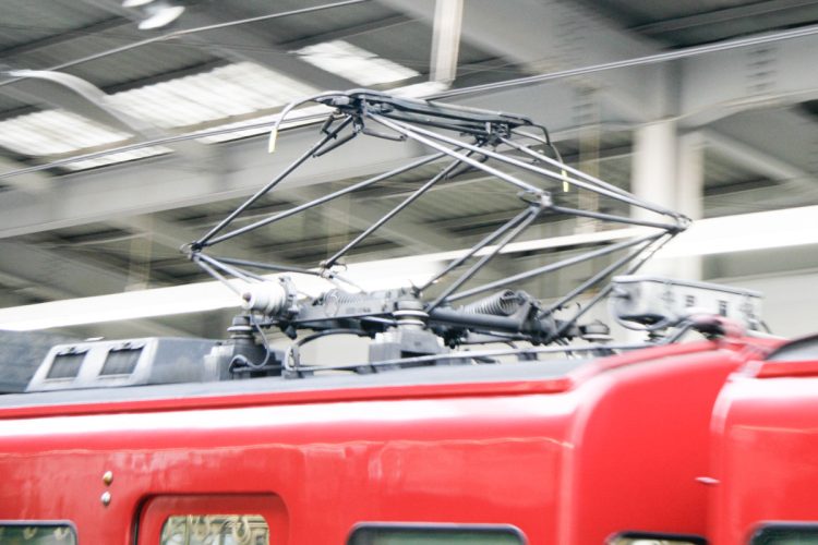 電車のパンタグラフ。架線と接触し、車両の機器に電気を供給する役割を果たしている。筆者撮影