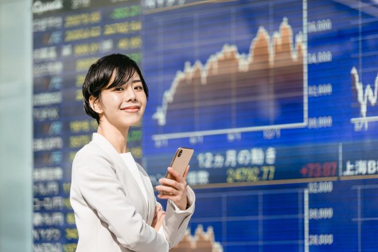 株式投資は「いつ買うか」を考えることも大切（写真：イメージマート）