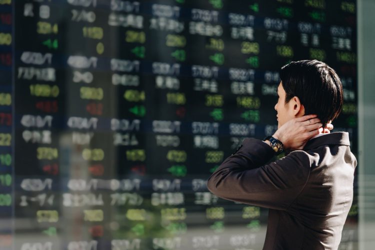 いまの値動きが激しい日本株市場でどうするか（写真：イメージマート）