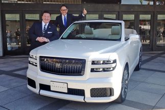 トヨタ自動車の豊田章男会長（右）とも親交が深い元横綱・白鵬（写真／共同通信社。2024年）