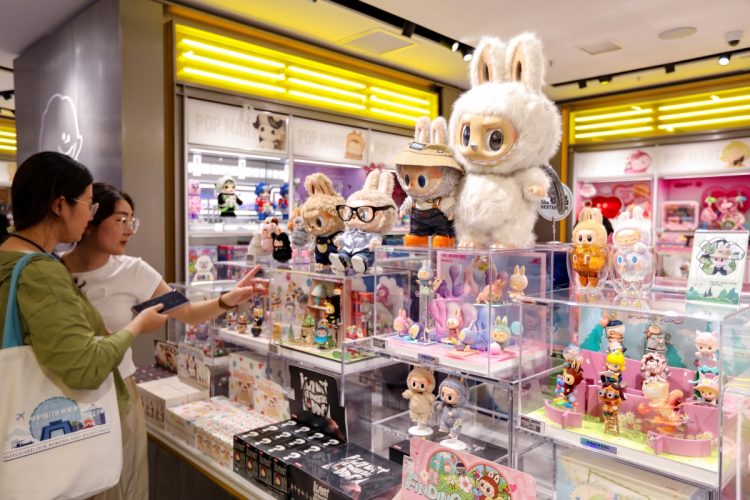 グローバルな人気を獲得している「LABUBU」グッズ（中国・上海。Getty Images）