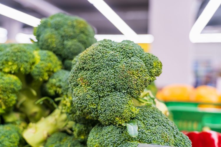 現地の生産業者とのやりとりには苦労も多いという（写真：イメージマート）