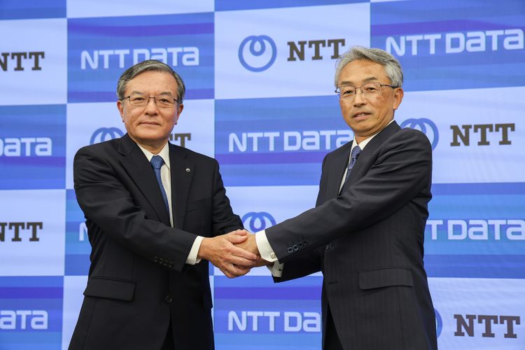 NTTはNTTデータグループの完全子会社化を発表（NTTの島田明・社長＝左とNTTデータグループの佐々木裕・社長＝右。時事通信フォト）