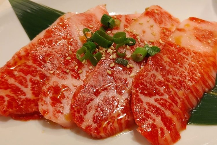 「この焼肉店で利用できる株主優待は家族に喜ばれます」と語る（澤井康生氏提供）