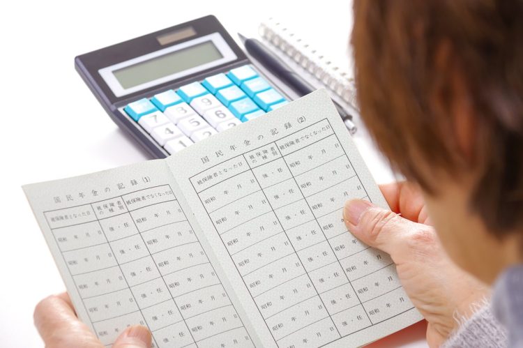 男性に比べ平均寿命が長い女性はいつから年金をどう受け取るのが正解か（イメージ）