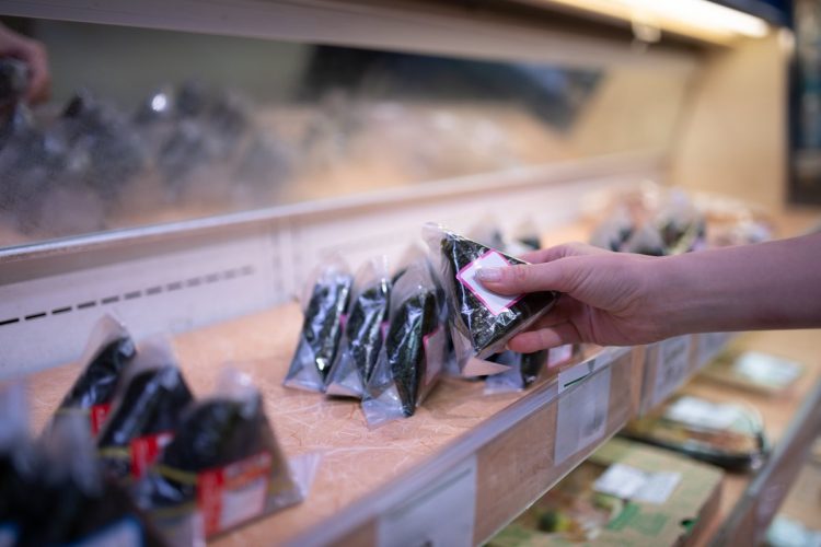 SNS上で相次ぐコンビニ商品の異物混入報告（写真：イメージマート）