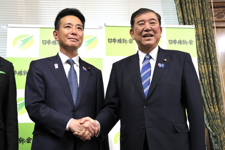 自公維3党で合意した医療費改革の実態とは（左から前原誠司・日本維新の会共同代表、石破茂・首相／時事通信フォト）
