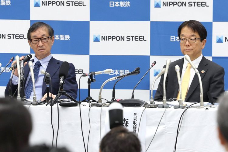 USスチールを買収した後にも様々な課題が（左から橋本英二会長、森高弘副会長兼副社長／時事通信フォト）