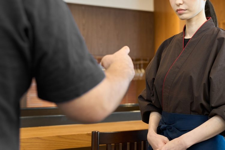 客の失礼な態度は従業員の行動にも大きく影響する（イメージ）