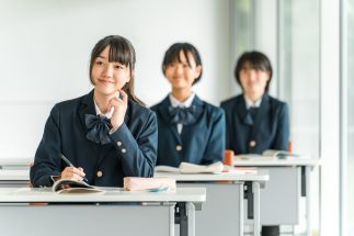 付属校で内部進学を狙うか、進学校で大学受験に挑むか（写真：イメージマート）